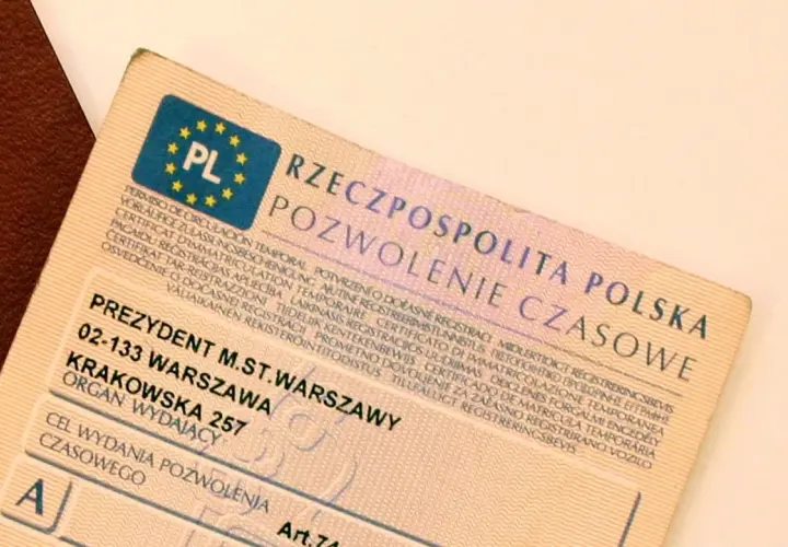 Polskie pozwolenie czasowe z adresem organu wydającego w Warszawie.