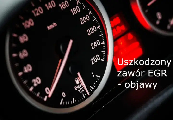Zbliżenie na deskę rozdzielczą Toyoty Avensis 2.0 D4D. Widoczny prędkościomierz i wskaźnik paliwa. Tekst: "Uszkodzony zawór EGR - objawy".