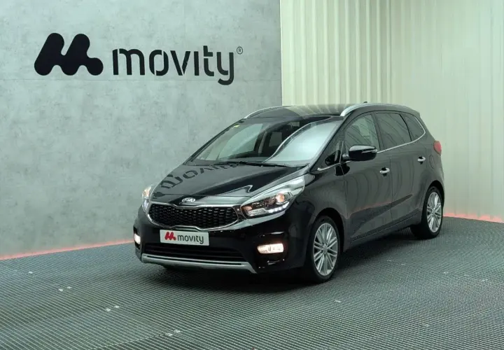 Kia Carens negra en exposición. Si buscas **kia carens opiniones**, este modelo te encantará por su diseño y espacio.