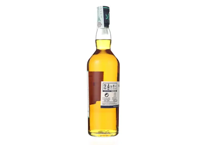 Bouteille de whisky ambré de la distillerie Talisker, avec son étiquette détaillée et son bouchon orné.
