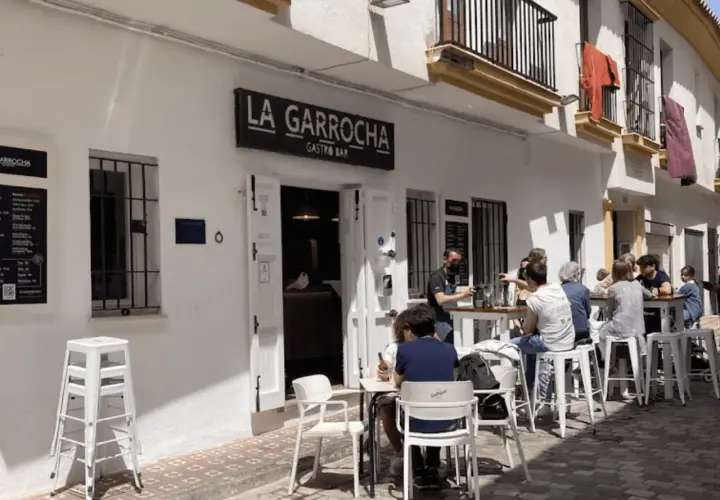 Gente disfrutando en La Garrocha Gastro Bar. Un lugar con ambiente taurino, perfecto para tapear.