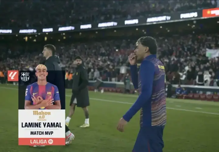 Lamine Yamal, młody napastnik Barcelony, z nagrodą MVP meczu. Na boisku widać innych zawodników i kibiców.