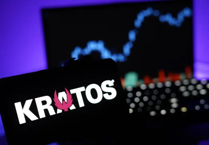 Smartphone zeigt KRATOS-Logo, im Hintergrund ein Börsenchart. Die Kratos Aktie im Fokus.