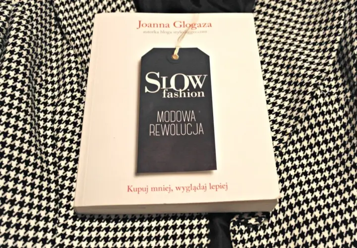 Książka "Slow fashion. Modowa rewolucja" Joanny Glogazy na tle wzorzystej tkaniny. Inspiracja dla polskich marek slow fashion.