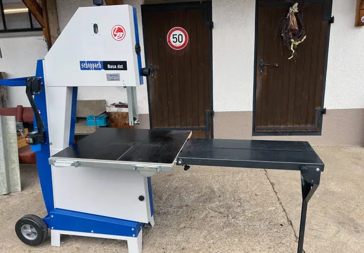 Scheppach Bandsäge Basa dst gebraucht, ideal für Holzarbeiten. Mit ausklappbarem Tisch und Zapfwelle für zusätzliche Flexibilität.