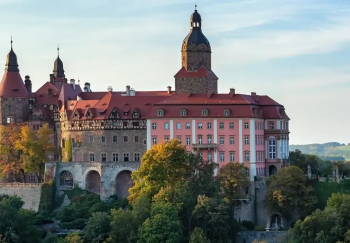 Zamek Książ, jeden z największych zamków w Polsce, w jesiennej odsłonie.