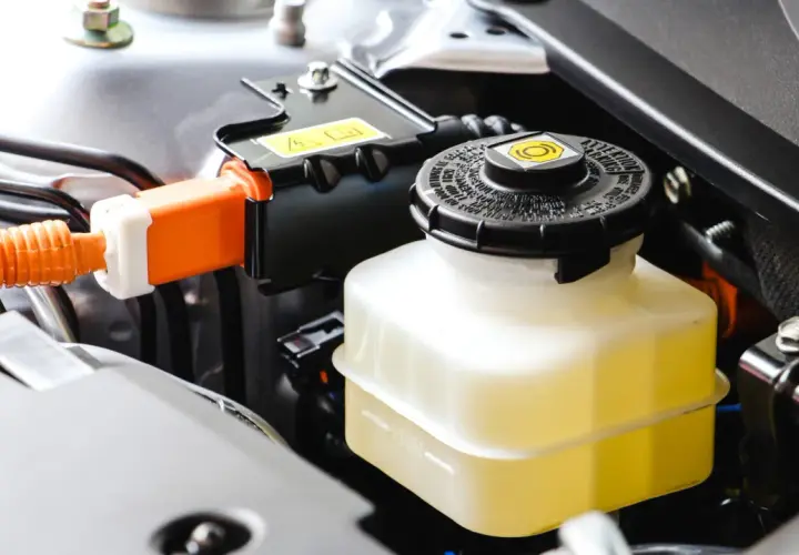 A pie de taller: los secretos de Lara García sobre reparación automotriz