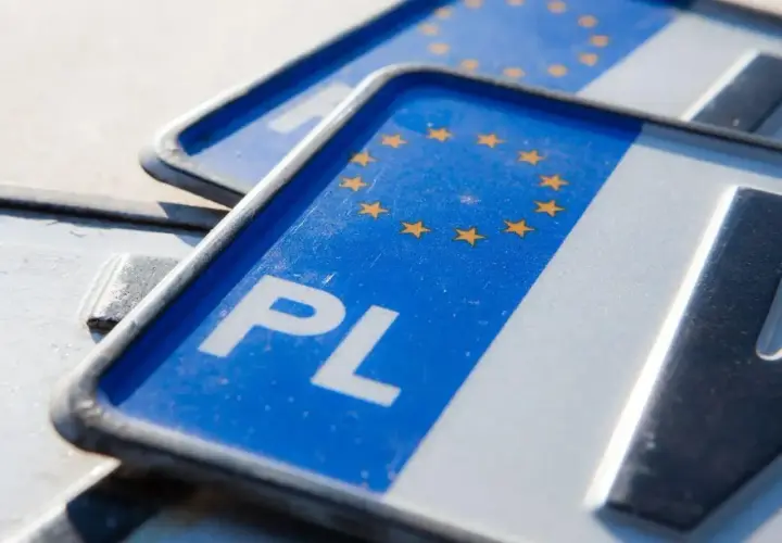 Dwie polskie tablice rejestracyjne z symbolem UE. Czekają na ezd rejestracja.