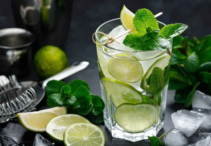 Jak zrobić idealne mojito domowym sposobem żeby nie było zbyt gorzkie? Orzeźwiający drink z limonką, miętą i lodem.