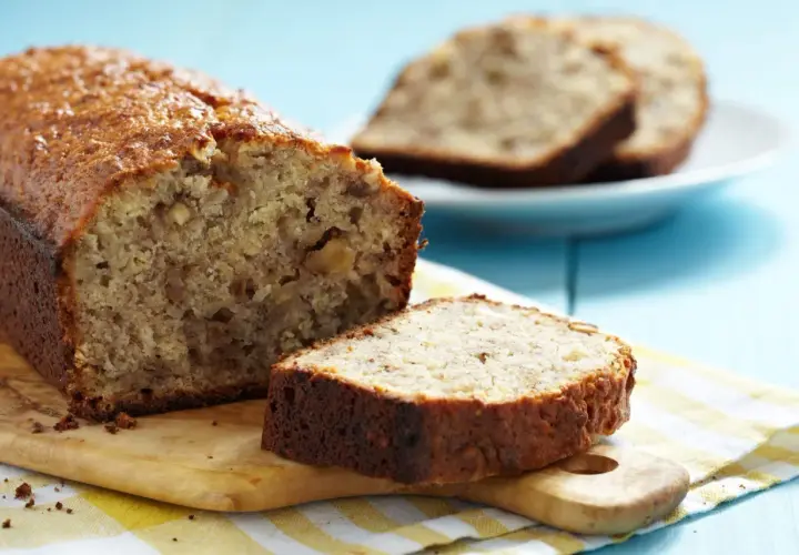 Un delicioso bizcocho saludable de plátano y nueces, recién horneado y cortado en rebanadas.