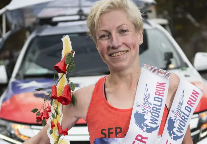 Dominika Stelmach z wieńcem i medalami z Wings for Life World Run.