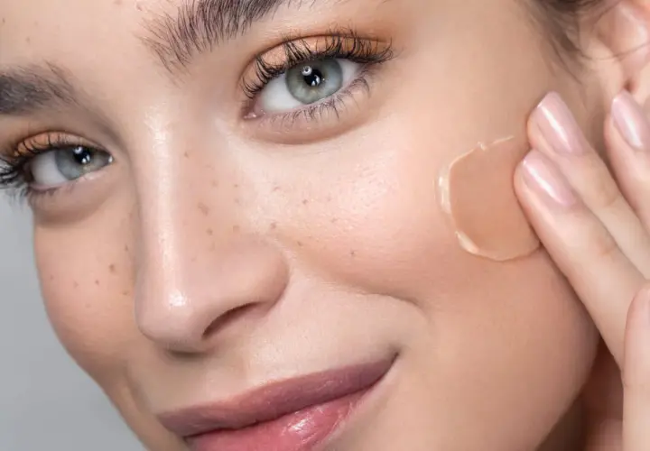 Primer: la base perfetta per un incarnato impeccabile. La sua texture leggera prepara la pelle al trucco.