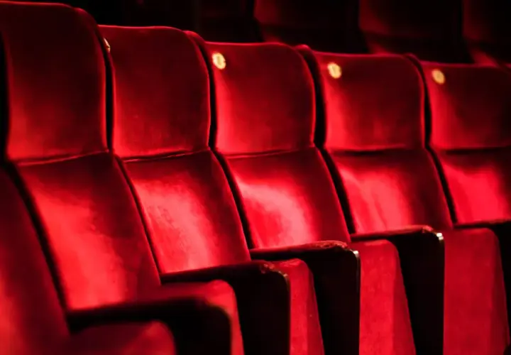Tomma, röda sammetsstolar i en teatersalong, kanske på Södra Teatern, väntar på publiken.
