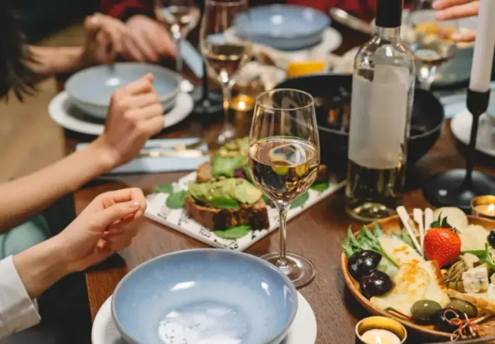Un dîner convivial avec des toasts à l'avocat, un plateau de fromages et de fruits. Parfait pour savoir que manger avec du cidre.