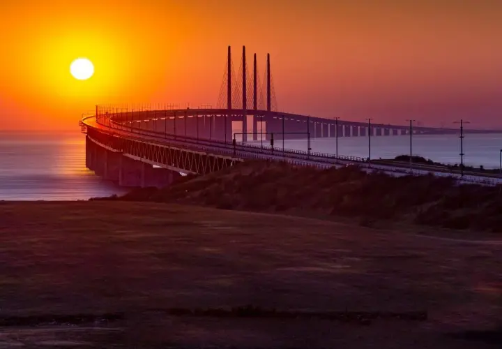 Most Øresund Bridge w zachodzie słońca.