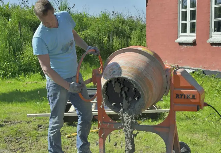 Man häller ut färdigblandad betong ur en cementblandare.