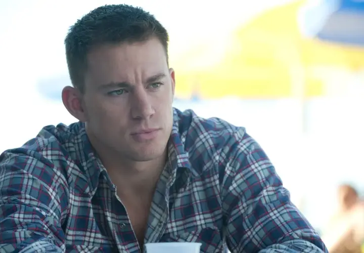 Channing Tatum w flanelowej koszuli, jak z jednego z jego filmów, zamyślony.