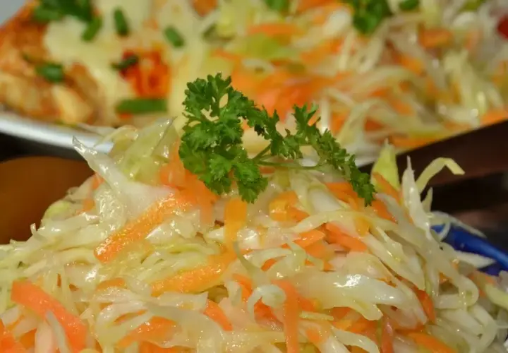 Jak przygotować surówkę z białej kapusty jak w restauracji, by zachwycała smakiem