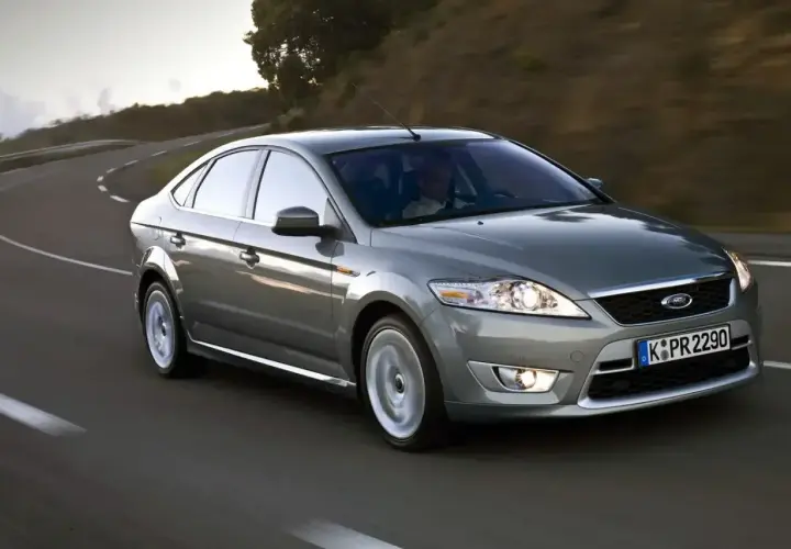 Szary Ford Mondeo MK4 na krętej drodze. Wiele osób szuka ford mondeo mk4 opinie przed zakupem.