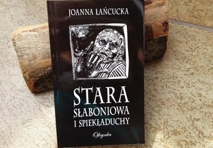 Okładka książki "Stara słaboniowa i spiekładuchy" Joanny Łańcuckiej, z mrocznym, symbolicznym rysunkiem.