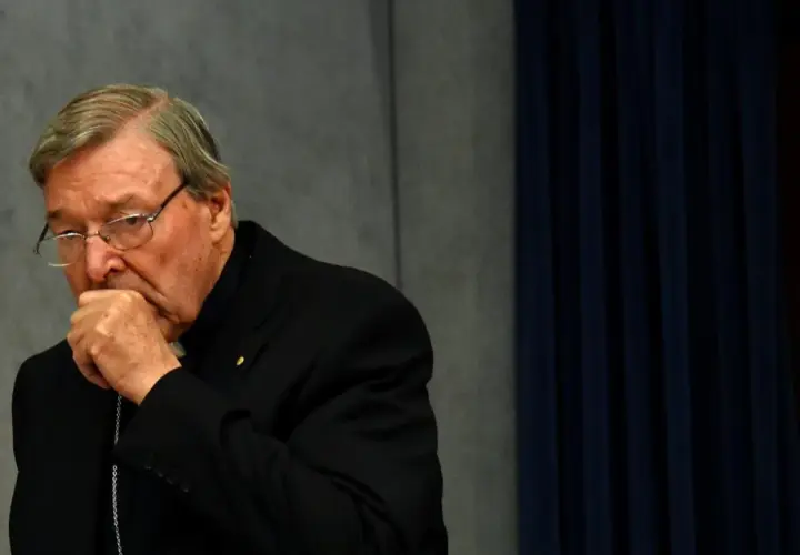 Kardinal Pell mit Brille, nachdenklich die Hand am Mund.