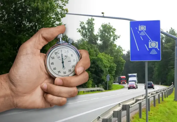 Dłoń trzyma stoper obok drogi z fotoradarem i znakiem informującym o kontroli prędkości. Czas ucieka, uważaj na ograniczenia!