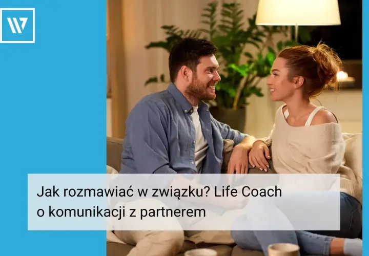 Szczęśliwa para siedzi na kanapie, rozmawiając. To idealne spotkanie po przerwie w związku, gdzie rozmowa o komunikacji z partnerem jest kluczem do sukcesu.