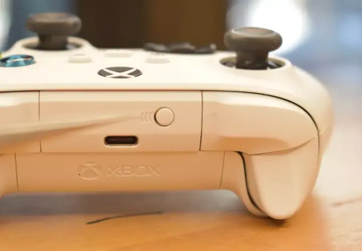 Biały kontroler Xbox Series X z widocznym portem USB-C i przyciskiem parowania. Dowiedz się, jak podłączyć drugiego pada do Xbox Series X.