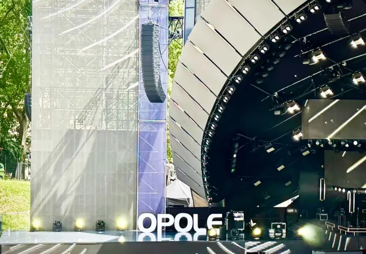 Scena koncertowa z napisem "OPOLE", oświetleniem i konstrukcją dźwiękową.