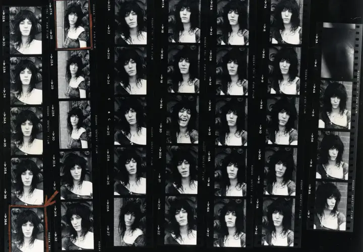 Patti Smith na kliszy filmowej, jakby z okładki "Strachy na lachy czarny chleb tekst". Wiele ujęć tej samej artystki.