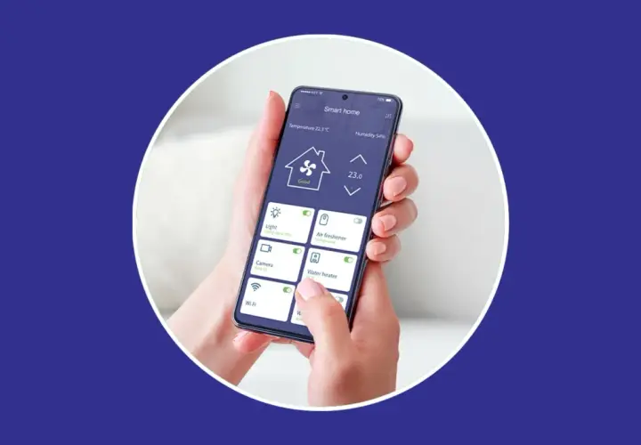 Manejando el hogar con una app smart home. Controla luces, temperatura, cámaras y más desde tu móvil.