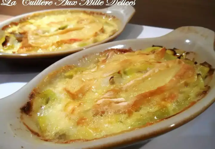 Gratin de poireaux au reblochon, fondant et doré, servi dans des ramequins individuels. Un délice réconfortant.