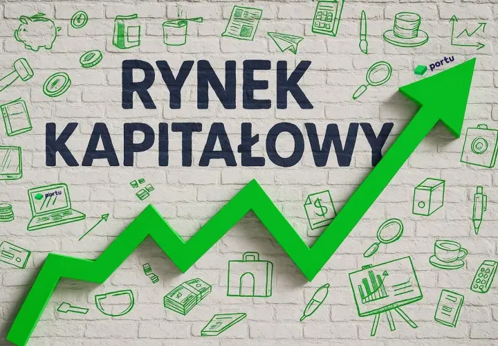 Zielona strzałka rosnąca na tle ceglanego muru z rysunkami symbolizującymi rynek kapitałowy: pieniądze, wykresy, laptop.