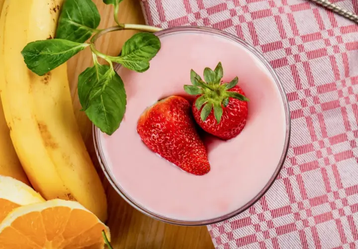 Różowy deser z truskawkami i bananami, idealny na fit desery.