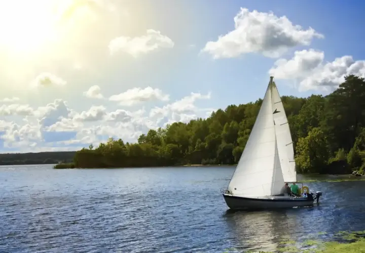 Ahoj Mazury! Biały żagiel na błękitnej wodzie, słońce i zielone brzegi. Idealny dzień na Mazurach.