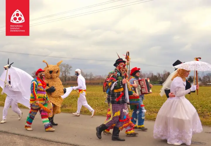 Kolorowy korowód w tradycyjnych strojach, z niedźwiedziem i muzyką, celebruje karnawał w Polsce.