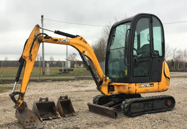 Żółta koparka gąsienicowa JCB 8018CTS z kabiną i dwoma łyżkami. Idealna do prac budowlanych, poznaj jej dane techniczne.