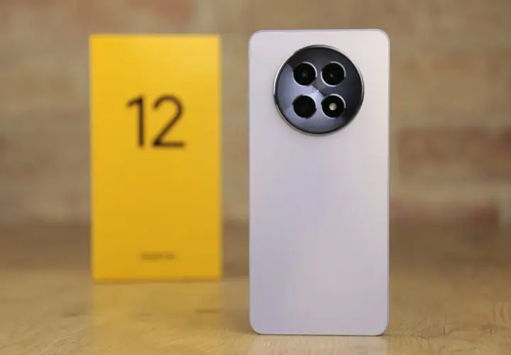 Nowy realme 12 plus z charakterystycznym modułem aparatów. Obok żółte pudełko z cyfrą 12.