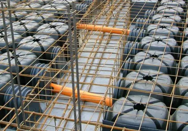 Struttura in fase di costruzione con casseri a "igloo" per vespaio aerato. L'altezza minimo è garantita da questi elementi modulari.