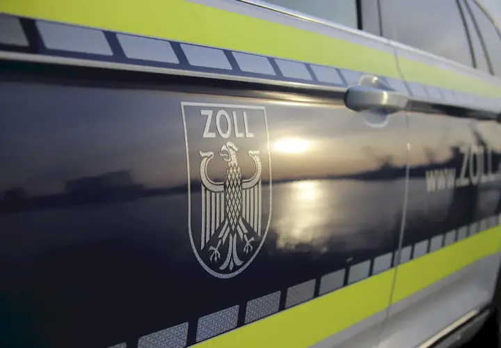 Samochód służbowy Zoll z godłem orła. Zastanawiasz się, ile litrów wódki można przewieźć przez granicę niemiecką? Sprawdź przepisy celne!