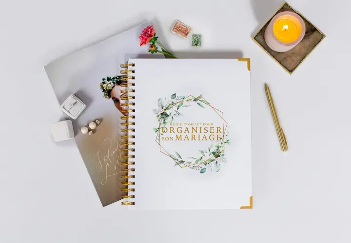 Guide complet pour organiser son mariage, avec bague, boucles d'oreilles, fleur et bougie.