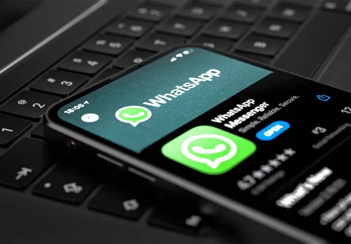Smartfon z ekranem pokazującym aplikację WhatsApp Messenger. Widoczna ikona i przycisk "OPEN" sugerują, że trwa whatsapp instalacja.