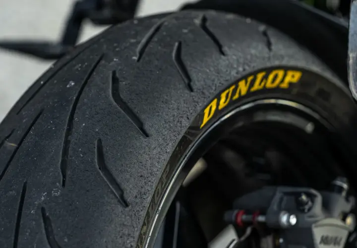 Neumático Dunlop Qualifier Core, ideal para quienes buscan opiniones sobre agarre y rendimiento en curvas.