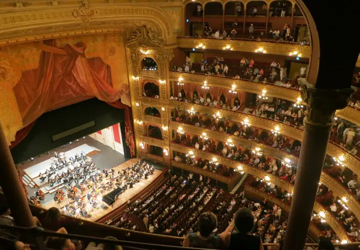 Wielka sala koncertowa z orkiestrą na scenie i widzami na widowni. Trudno oszacować, ile jest miejsc w teatrze Roma, ale jest ich mnóstwo!