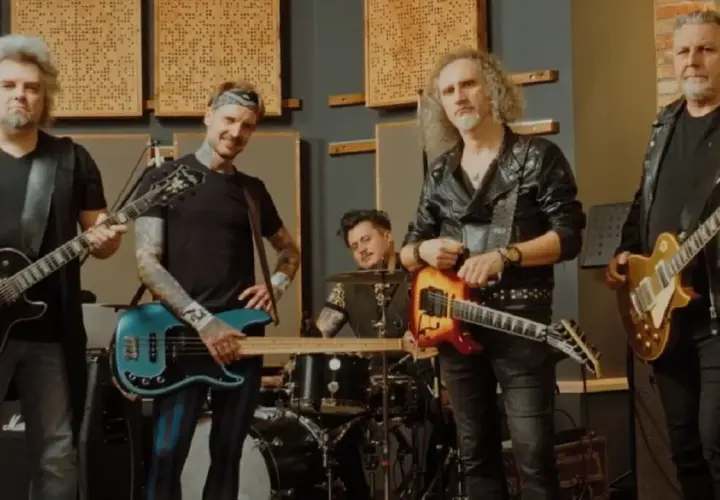 Skład Polish Metal Alliance: czterech gitarzystów i perkusista w studiu nagraniowym, gotowi do rock'n'rolla.