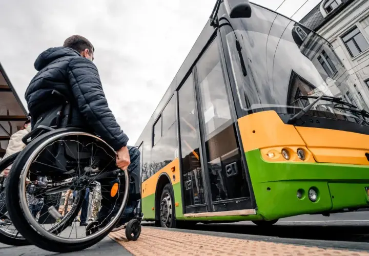 Czy opiekun osoby niepełnosprawnej płaci za bilet autobusowy? Sprawdź ulgi