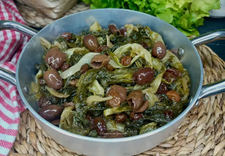 Scarola in padella con olive e uvetta, un contorno saporito e colorato, pronto per essere gustato.
