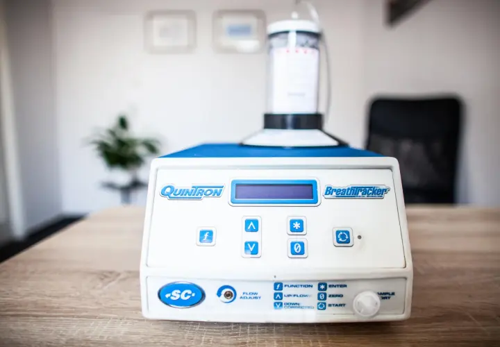 Urządzenie Quiniron BreathTracker do wykonania testu wodorowo-metanowego.
