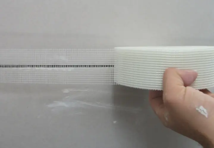 Nastro in rete per giunti cartongesso applicato su una parete.