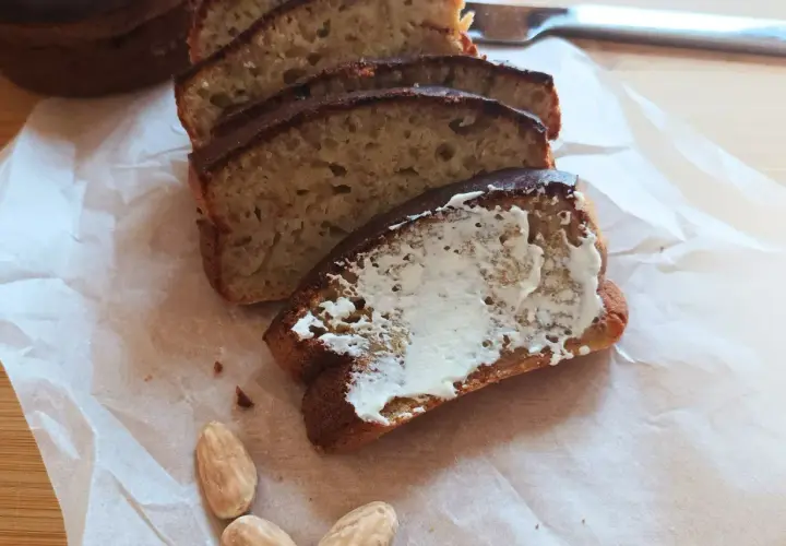 Pyszny chlebek bananowy z airfryera, pokrojony w plastry, jeden posmarowany masłem. Idealny na śniadanie.
